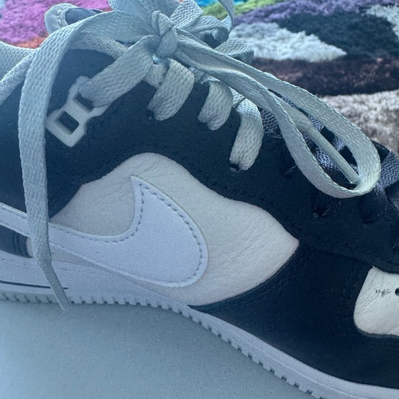 Nike Black and White Sneakers Classic Low-Top Design - Picture 3 of 4